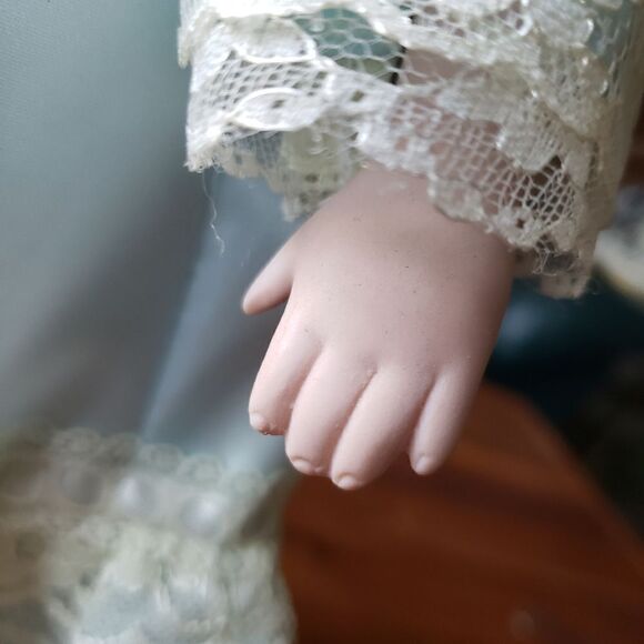Vintage porcelain doll. - Picture 5 of 12